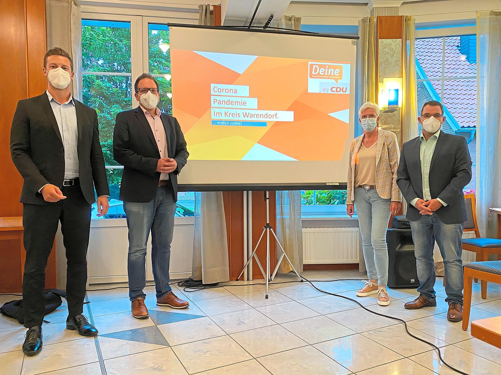 Der Alverskirchener CDU-.Vorsitzende Werner Lemberg begrüßte zu der Podiumsdiskussion rund um 16 Monate Corona-Pandemie die Gesundheitsdezernentin des Kreises, Brigitte Klausmeier, Everswinkels Bürgermeister Sebastian Seidel; Foto Klaus Meyer, WN Der Alverskirchener CDU-.Vorsitzende Werner Lemberg begrüßte zu der Podiumsdiskussion rund um 16 Monate Corona-Pandemie die Gesundheitsdezernentin des Kreises, Brigitte Klausmeier, Everswinkels Bürgermeister Sebastian Seidel; Foto Klaus Meyer, WN
