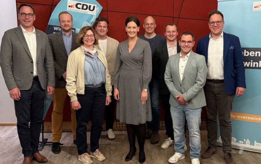 Neue Vorstand (v.l.n.r.): Markus H�ner MdL, Lars Thiemann, Silke Webbeler, Florian E�lage, Katrin Schulze Zurmussen, Andr� Gerbermann, Lasse Lohmann, Werner Lemberg und B�rgermeister Sebastian Seidel